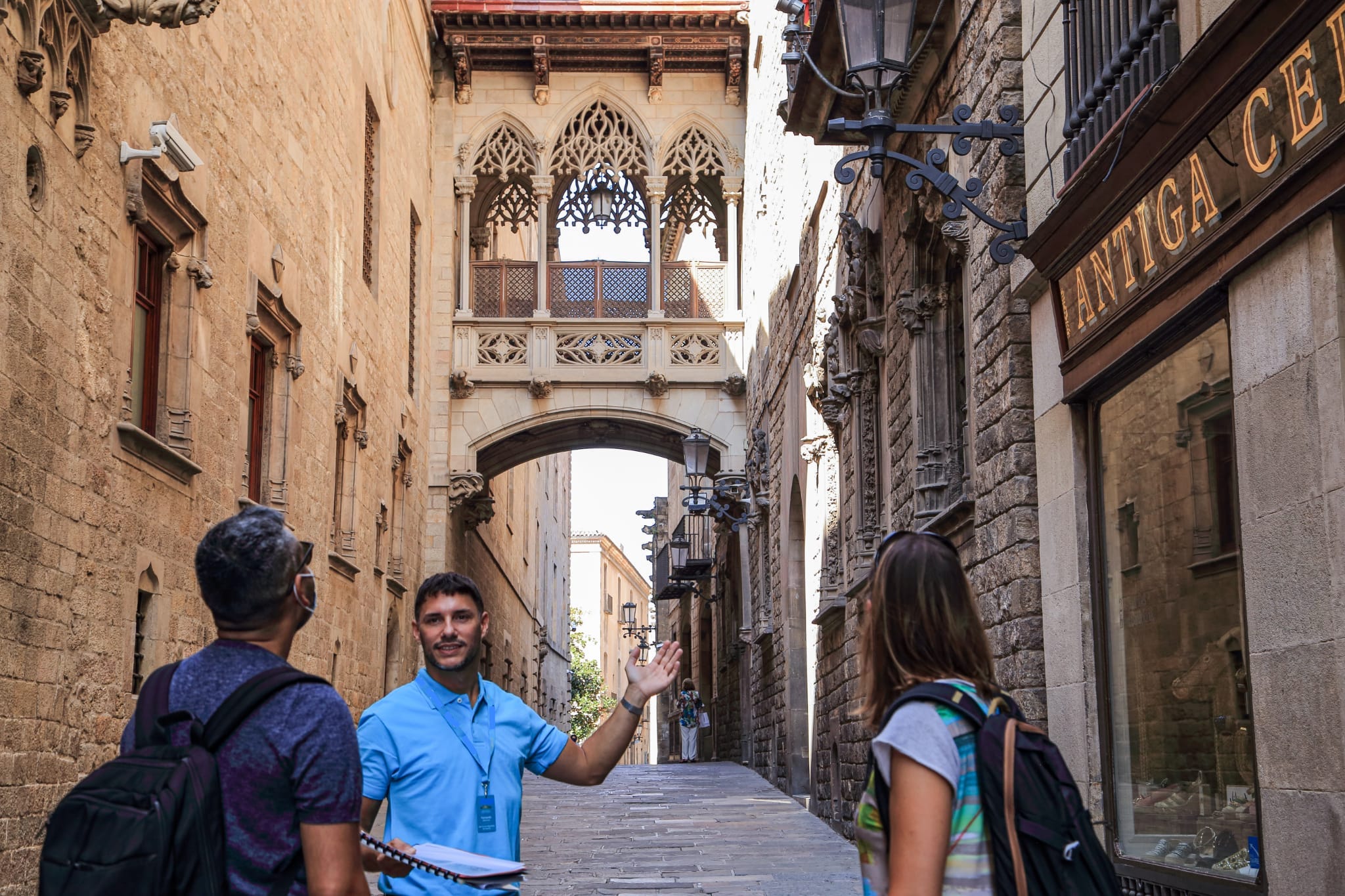 barcelona-gothic-walking-tour-touring-pandas-bridge