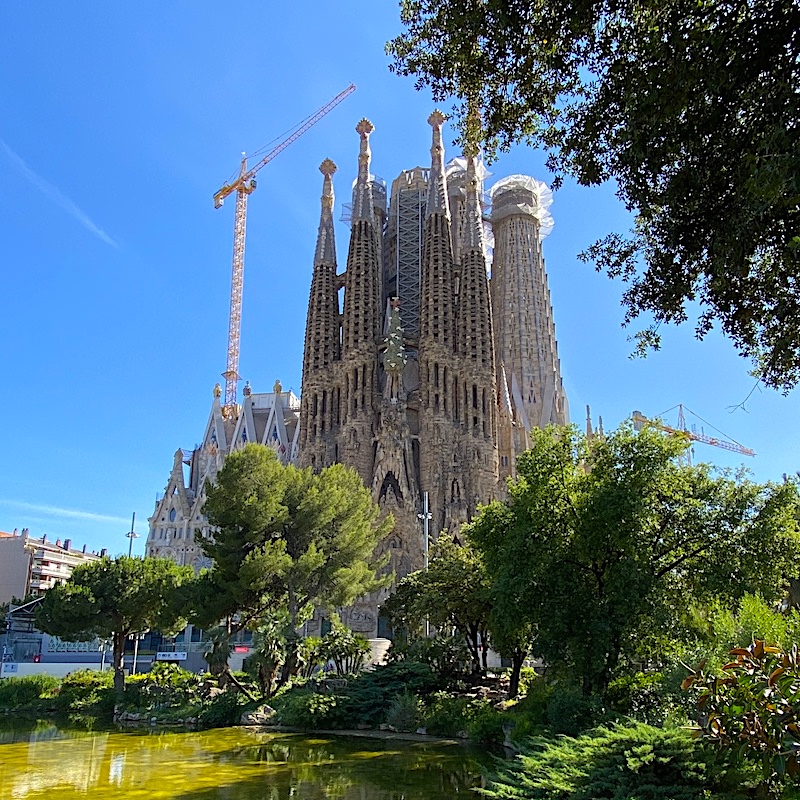 barcelona-sagrada-familia-tour-lake