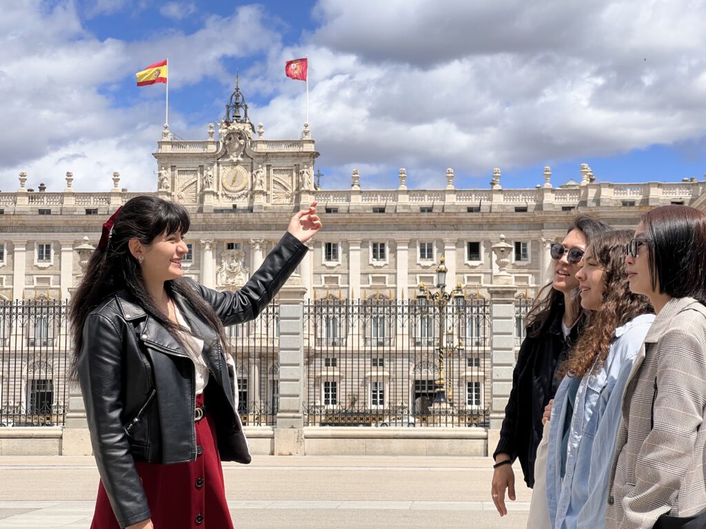 royal-palace-madrid-tour-group-women