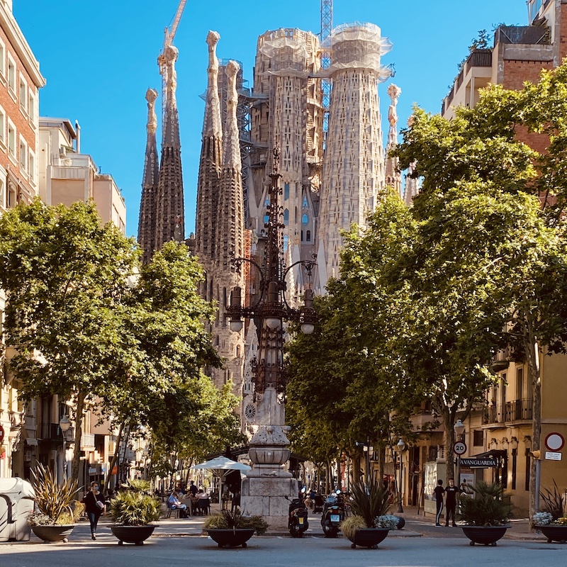 avinguda-gaudi-sagrada-familia-tour