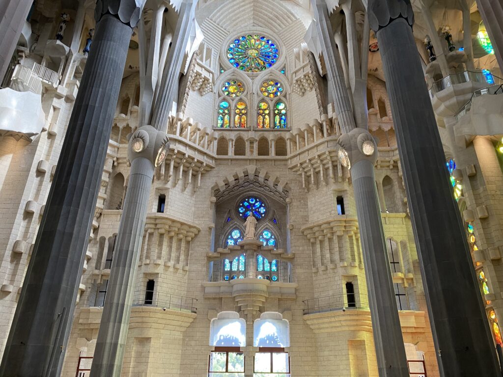 sagrada-familia-tour-interior-columns