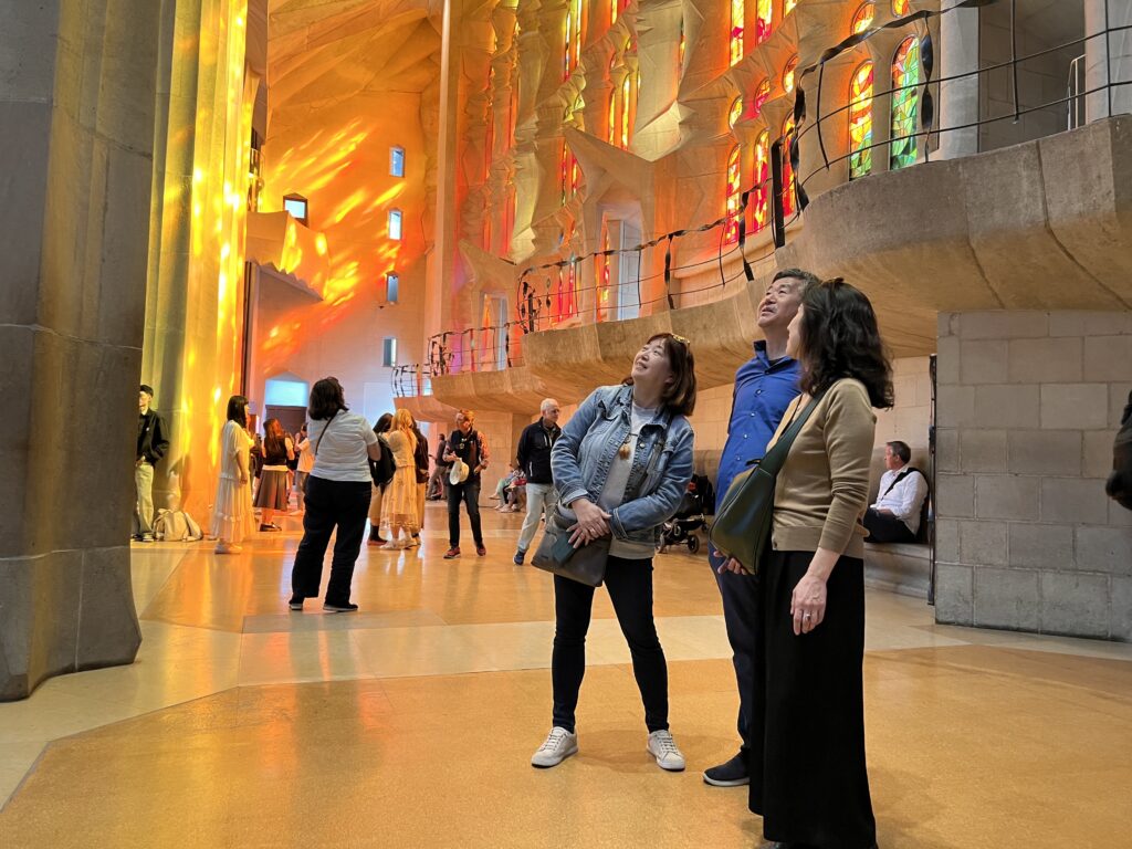 sagrada-familia-tour-people-inside-the-touring-pandas