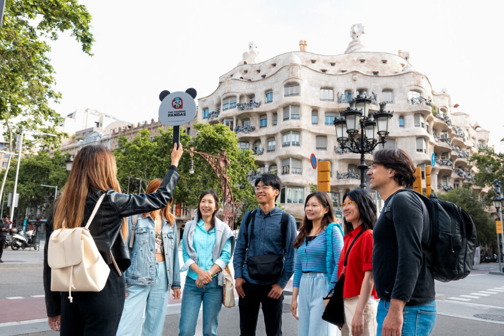 gaudi-houses-tour-group-next-to-casa-mila