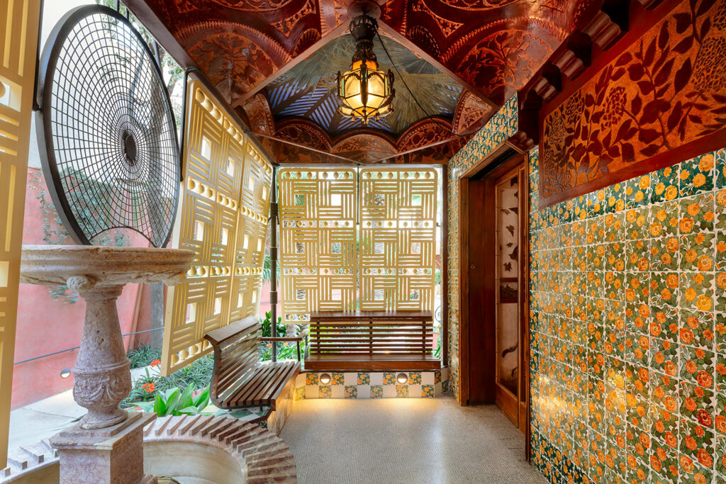 gaudi-houses-tour-casa-vicens-patio-barcelona-day-tour