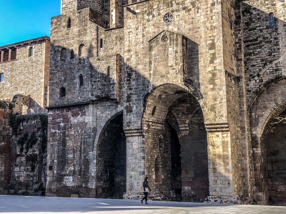 barcelona-gothic-quarter-tour-walls