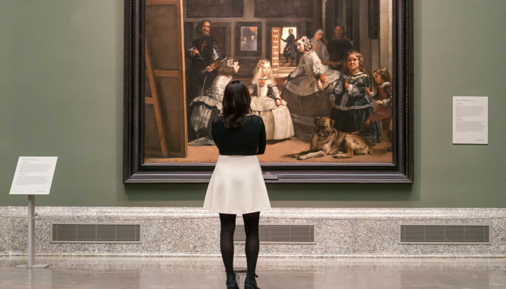 woman-in-front-meninas-prado-museum-tour-普拉多博物馆与艺术之旅区徒步游