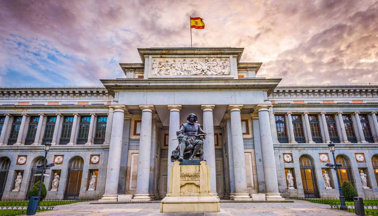 art-walk-prado-museum-tour-velazquez-statue