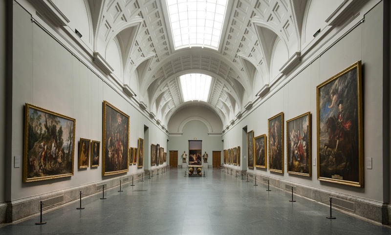 art-walk-prado-museum-tour-corridor
