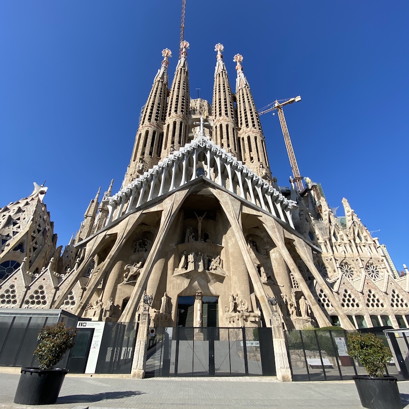 barcelona-sagrada-familia-tour-passiion-facade-vertical