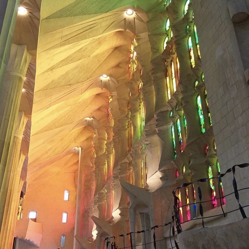 barcelona-tours-sagrada-familia-tour-light-windows