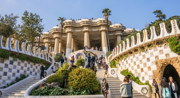 グエル公園の柱と階段