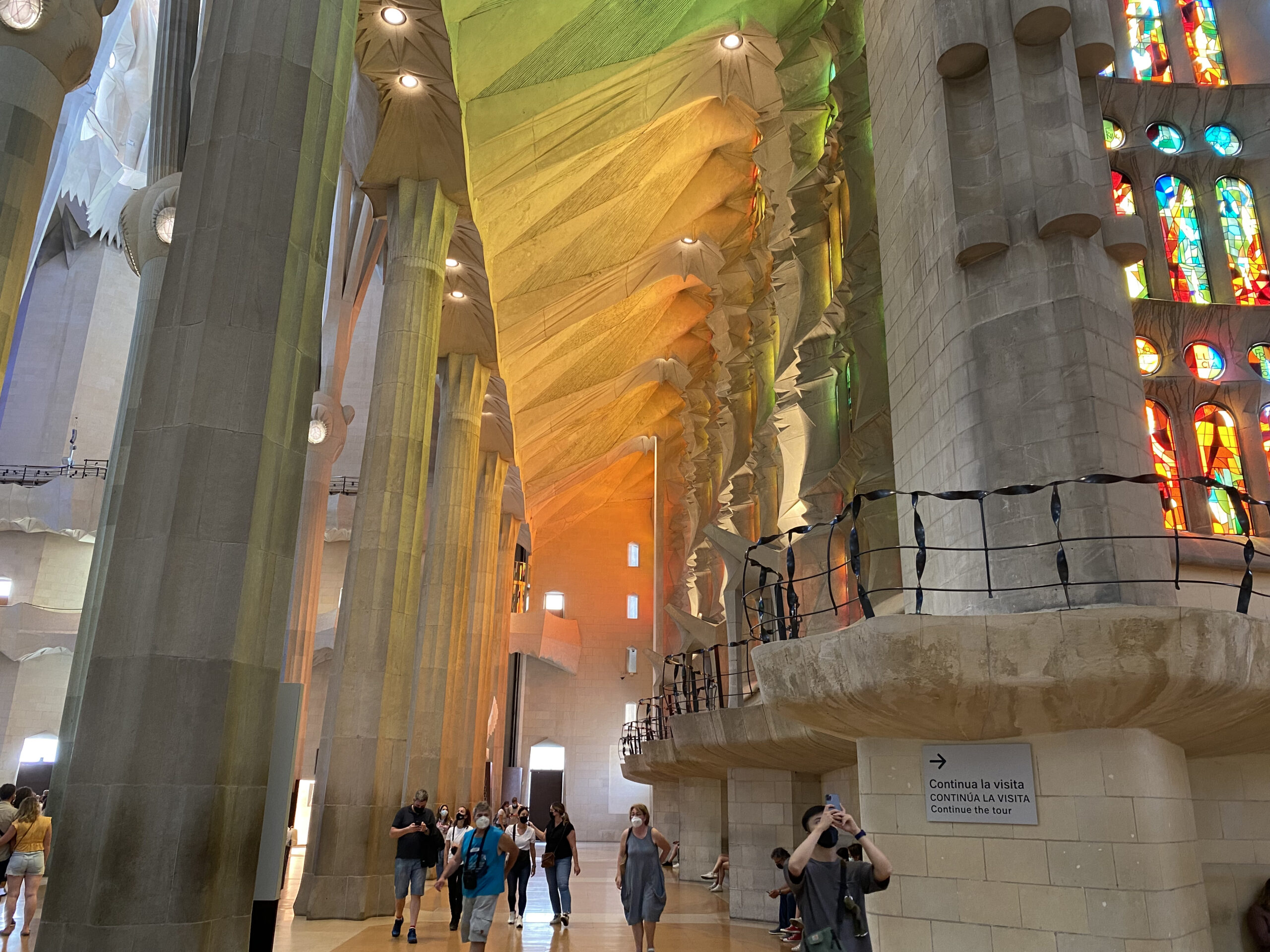 sagrada-familia-tour-interior-lights