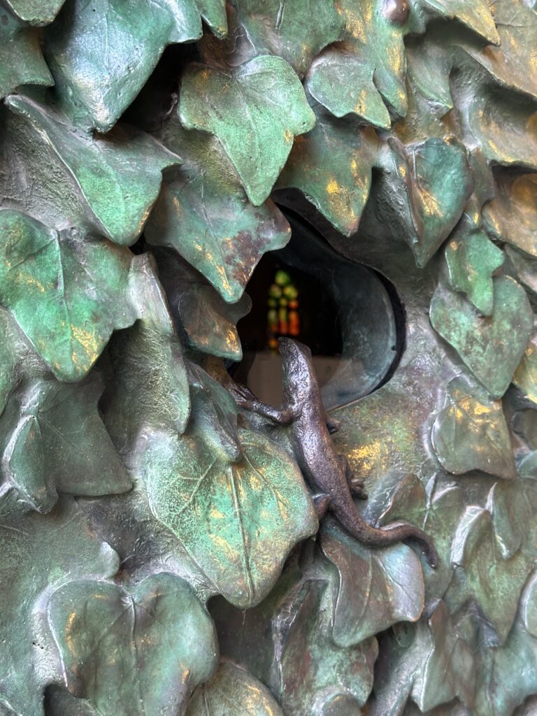 sagrada-familia-interior-detail-lizard-door