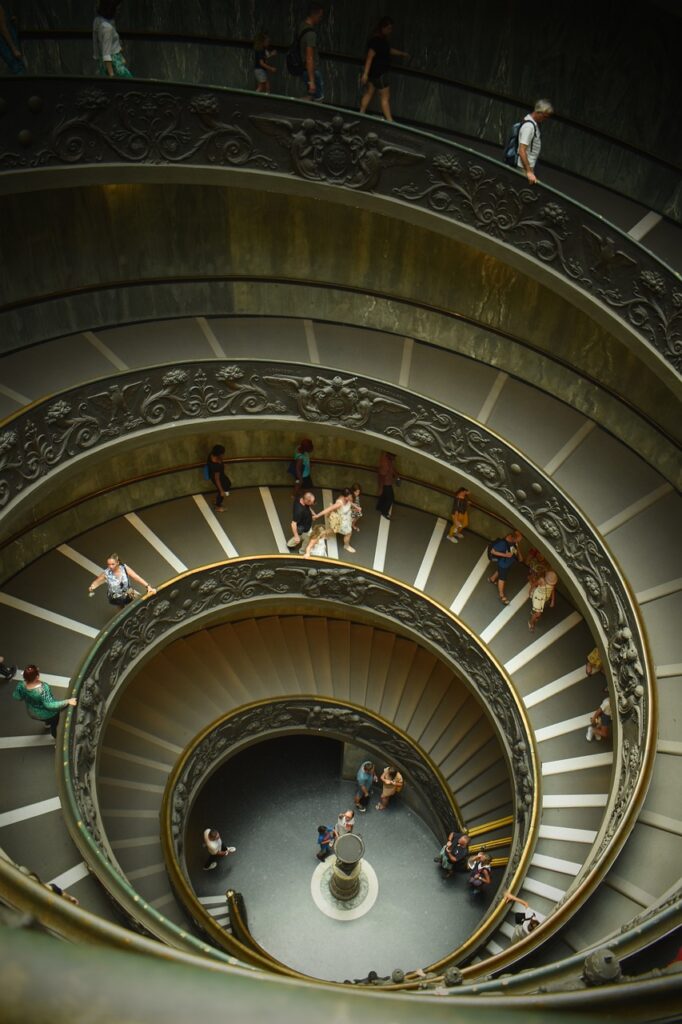 guided-tour-of-the-vatican-museum-circular-stariway