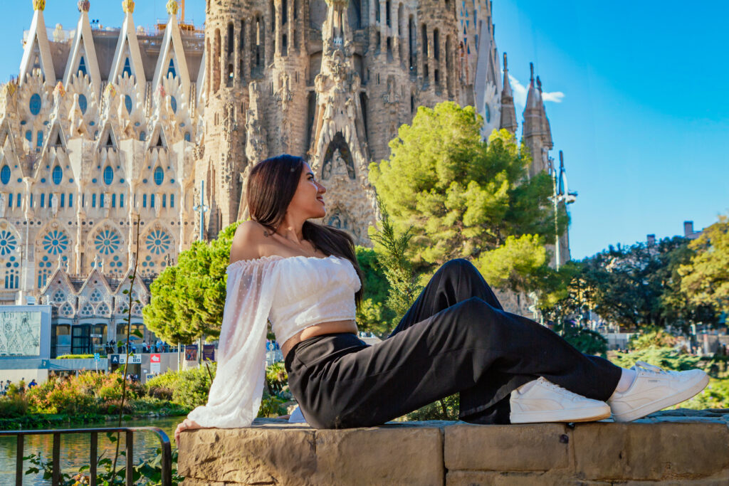 Sagrada Familia Tour with Photoshoot woman posing