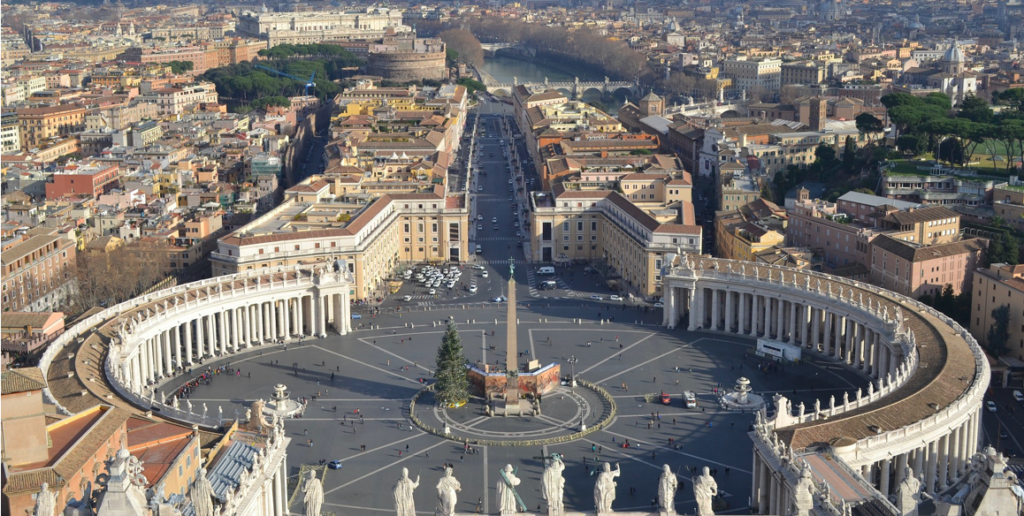 Captura-de-pantalla-2024-12-12-a-las-15.02.31-1024×516 a large building with St. Peter's Square in the background