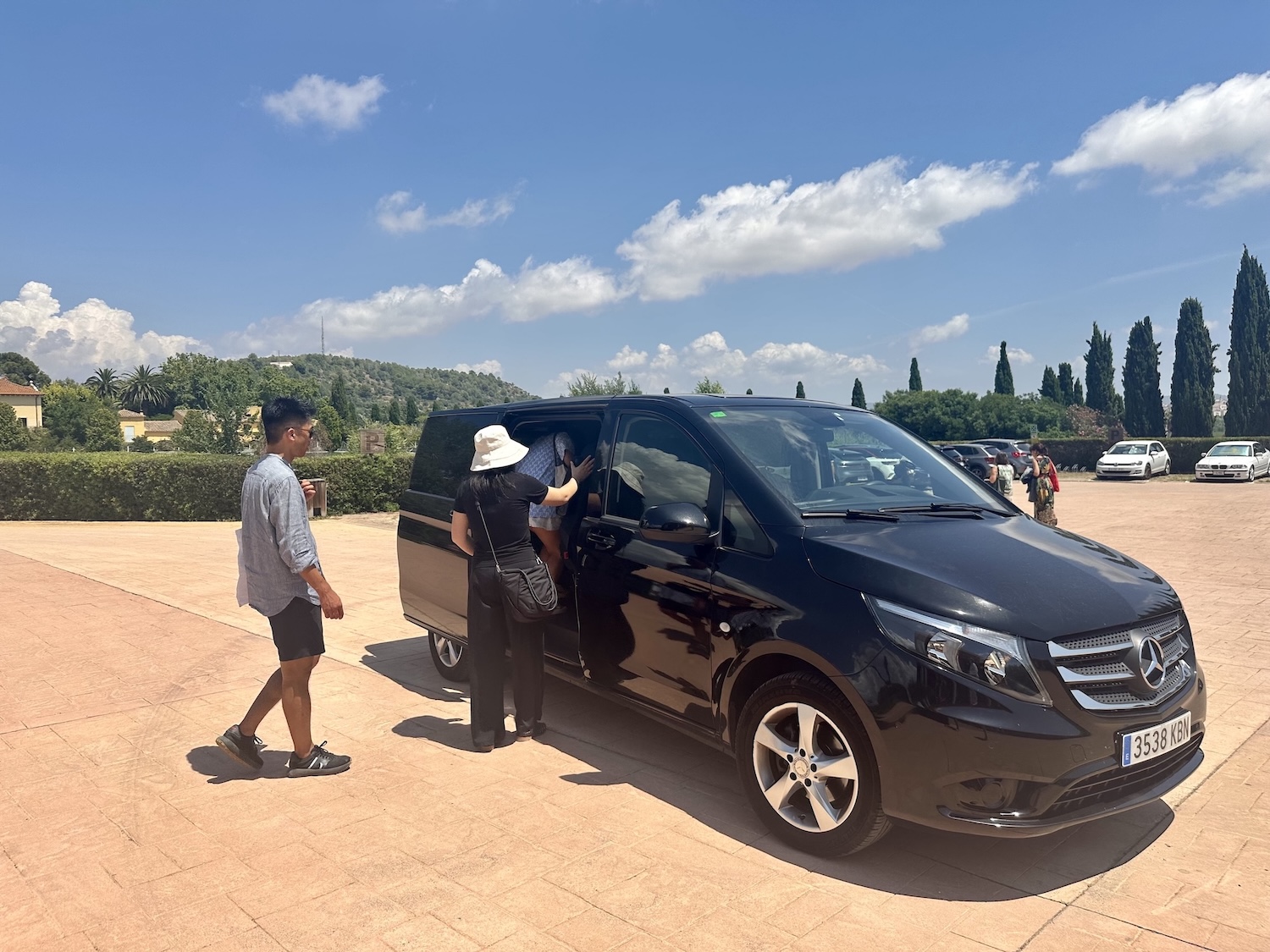 minivan-wine-tour-barcelona web visitors getting ready to jump on the minivan