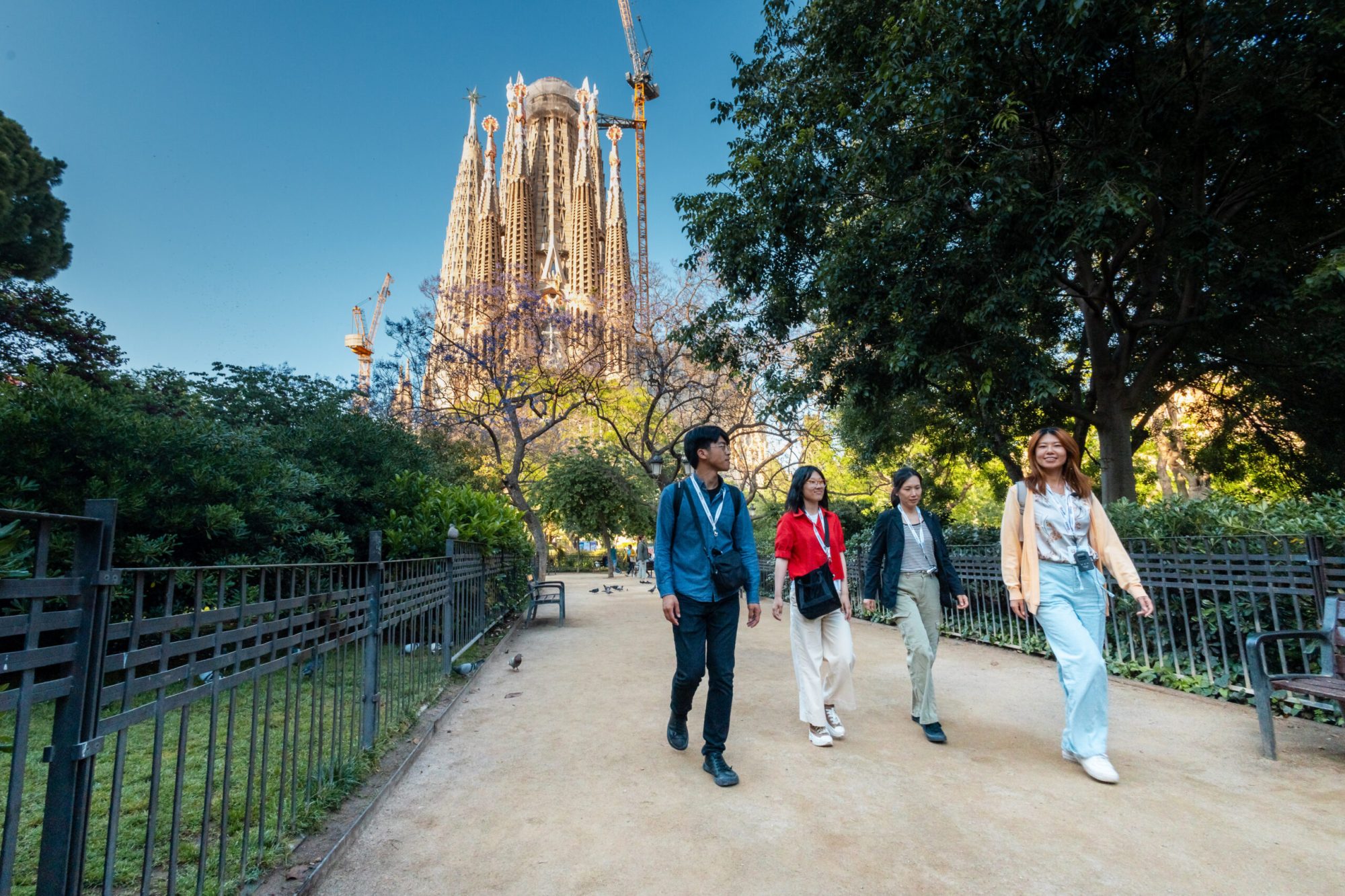 sagrada-familia-guided-tour Tourists walking with the Sagrada Familia in the background